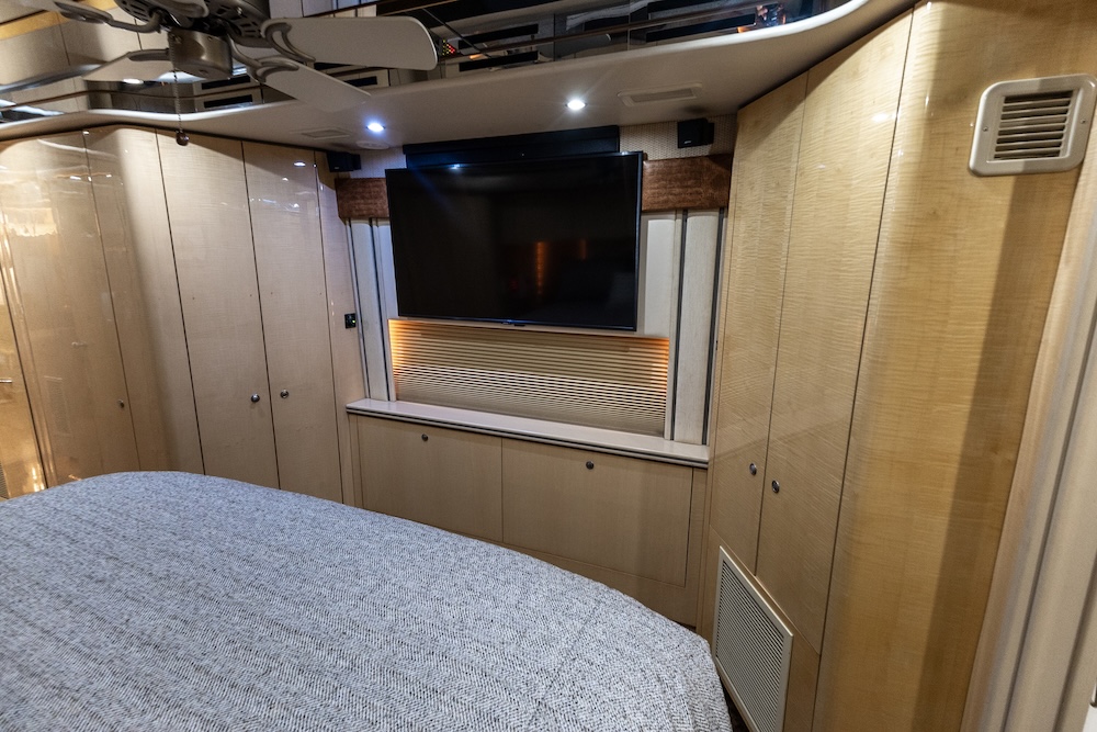 2009 Prevost Featherlite H3-45 For Sale