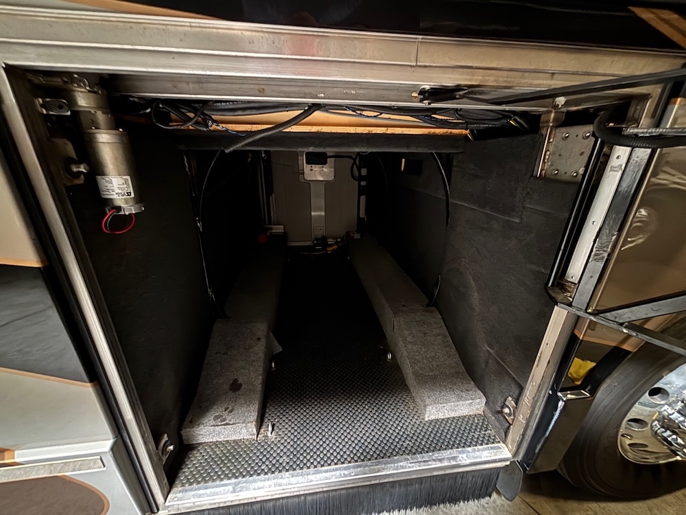2010 Prevost Legacy H3-45 For Sale