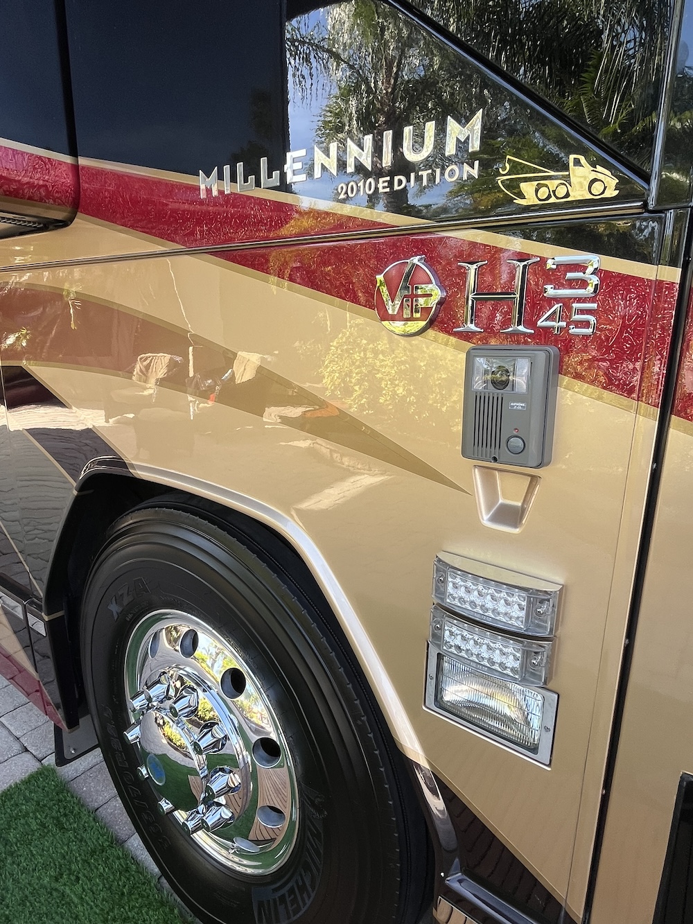 2010 Prevost Millennium  H3-45 For Sale