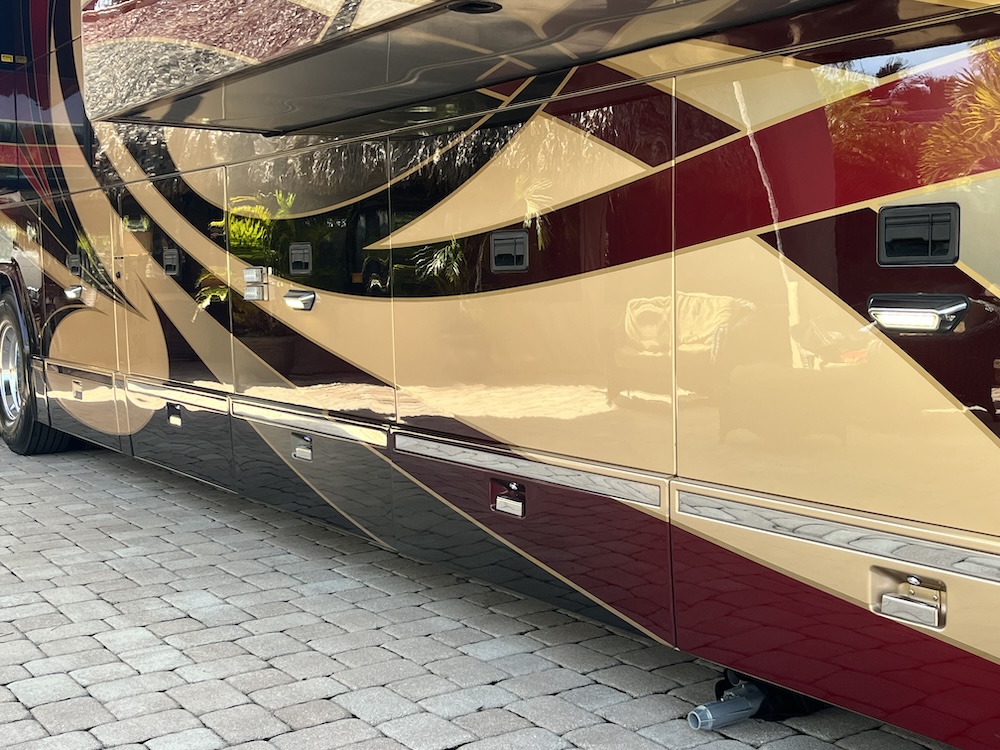 2010 Prevost Millennium  H3-45 For Sale