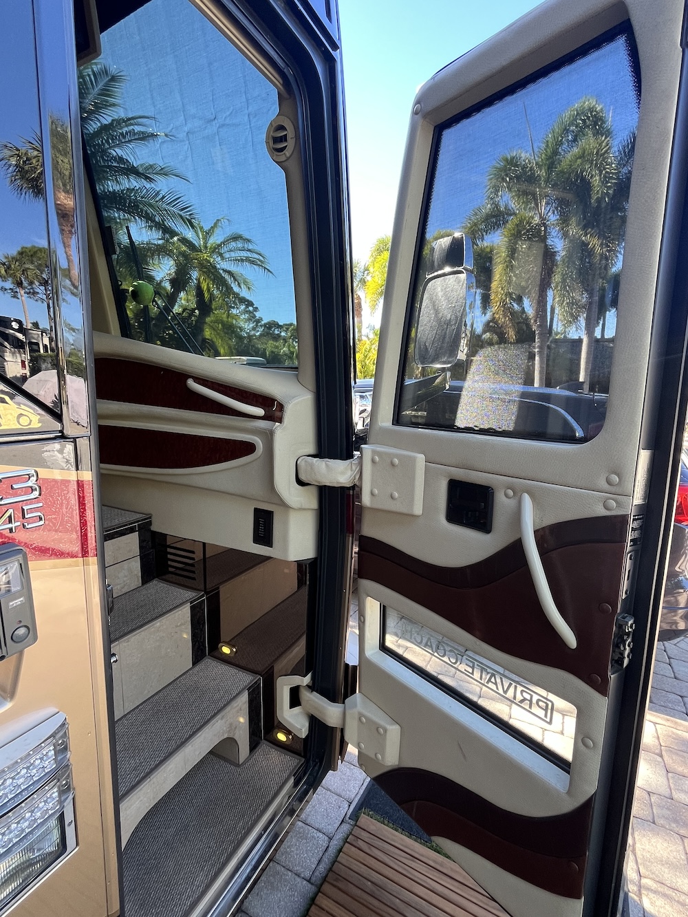 2010 Prevost Millennium H3-45 For Sale