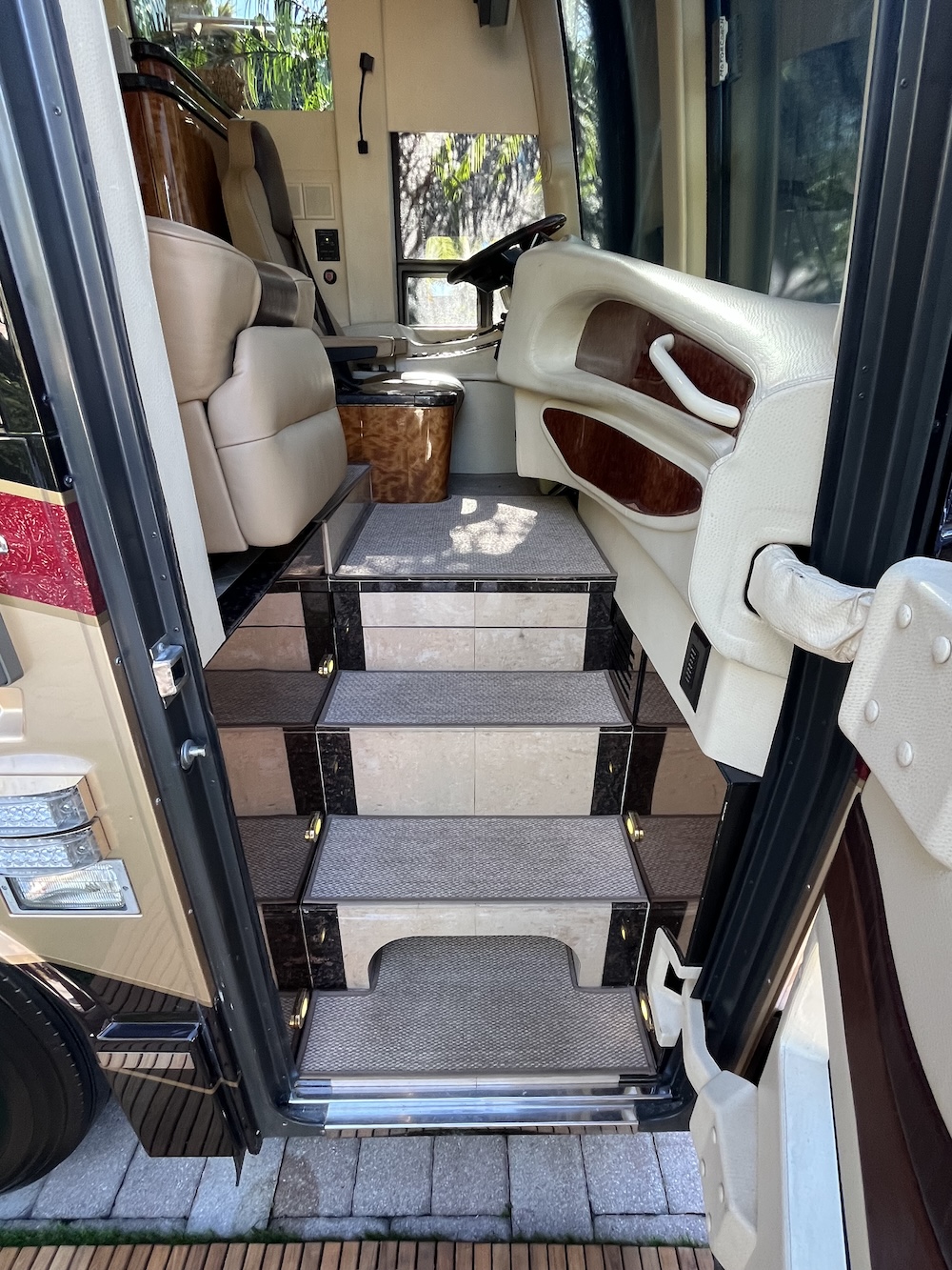 2010 Prevost Millennium H3-45 For Sale