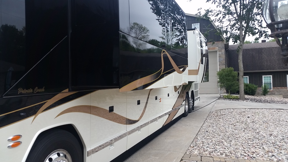 2011 Prevost Featherlite H3-45 For Sale