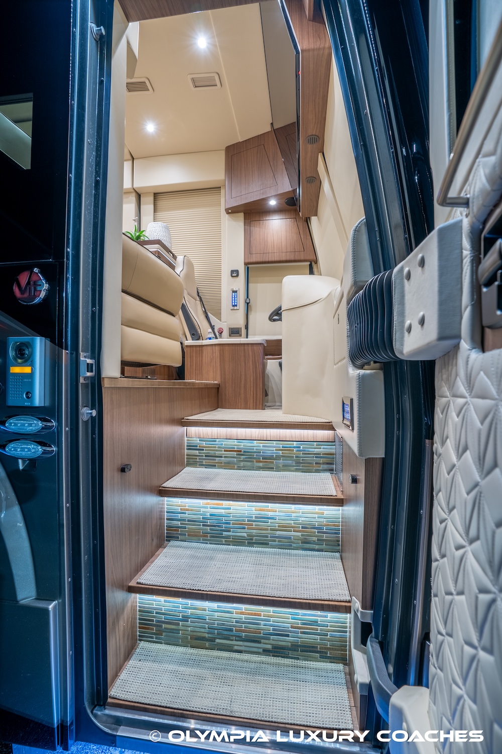 2016 Prevost Featherlite  H3-45 For Sale