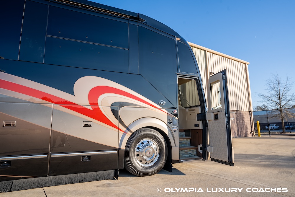 2016 Prevost Featherlite  H3-45 For Sale