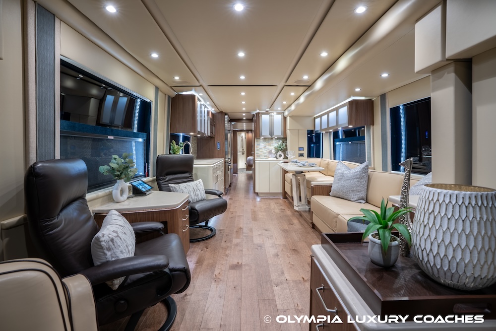 2016 Prevost Featherlite  H3-45 For Sale