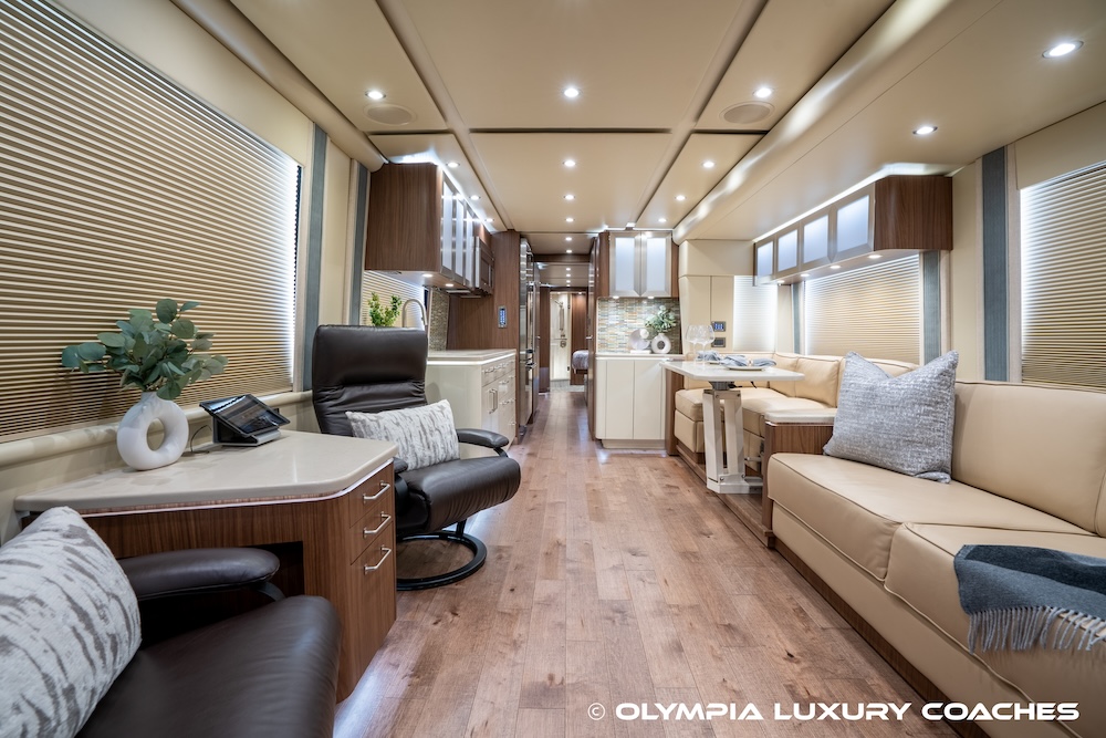 2016 Prevost Featherlite  H3-45 For Sale