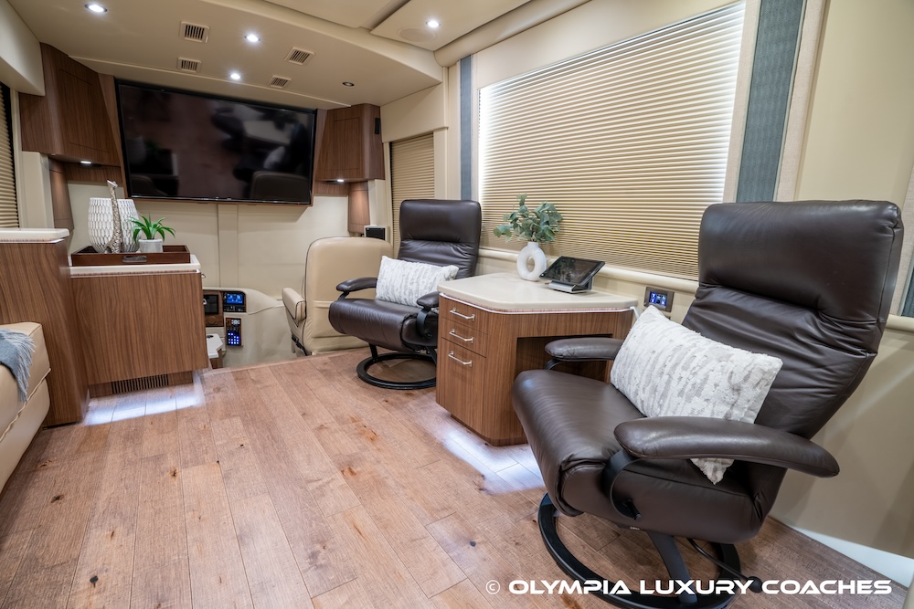 2016 Prevost Featherlite  H3-45 For Sale