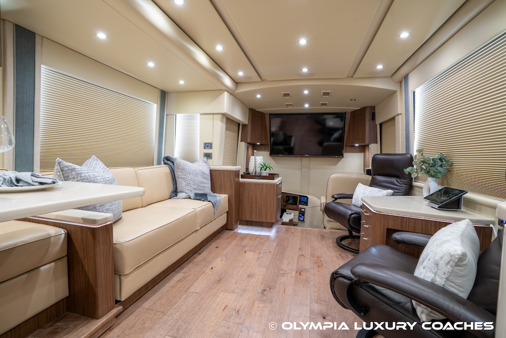 2016 Prevost Featherlite  H3-45 For Sale