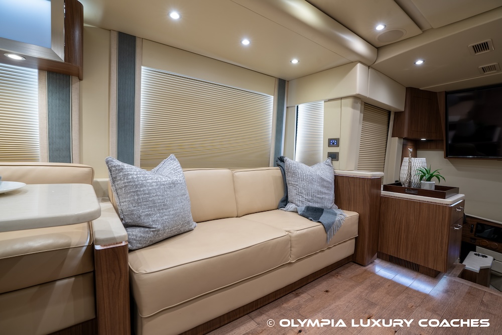 2016 Prevost Featherlite  H3-45 For Sale