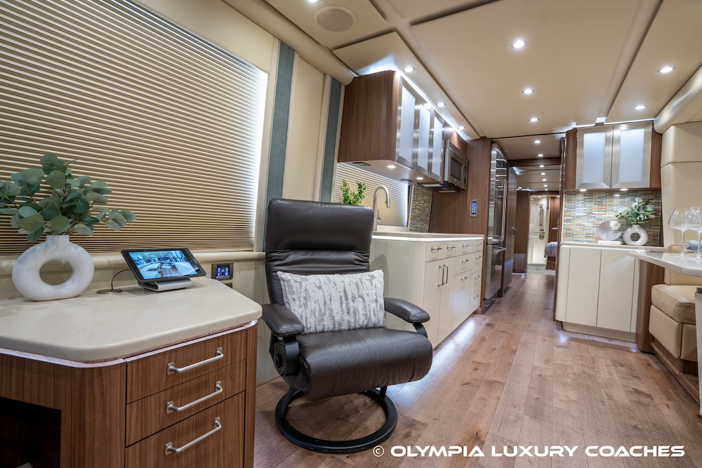 2016 Prevost Featherlite  H3-45 For Sale