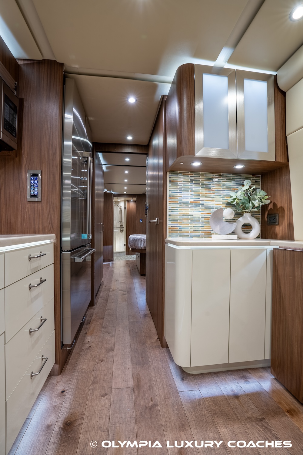 2016 Prevost Featherlite  H3-45 For Sale