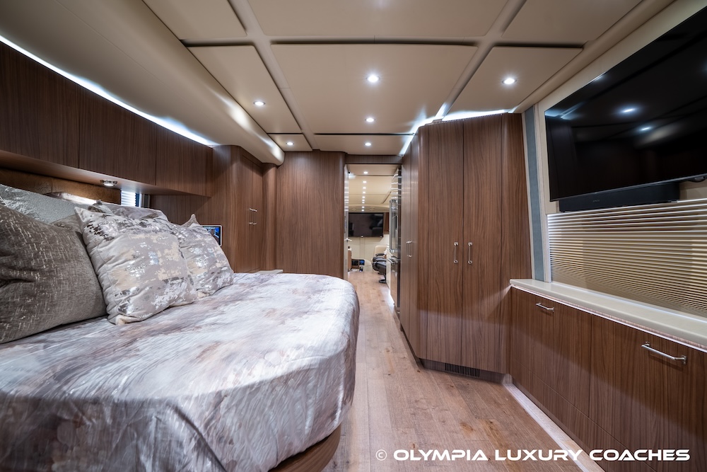 2016 Prevost Featherlite  H3-45 For Sale