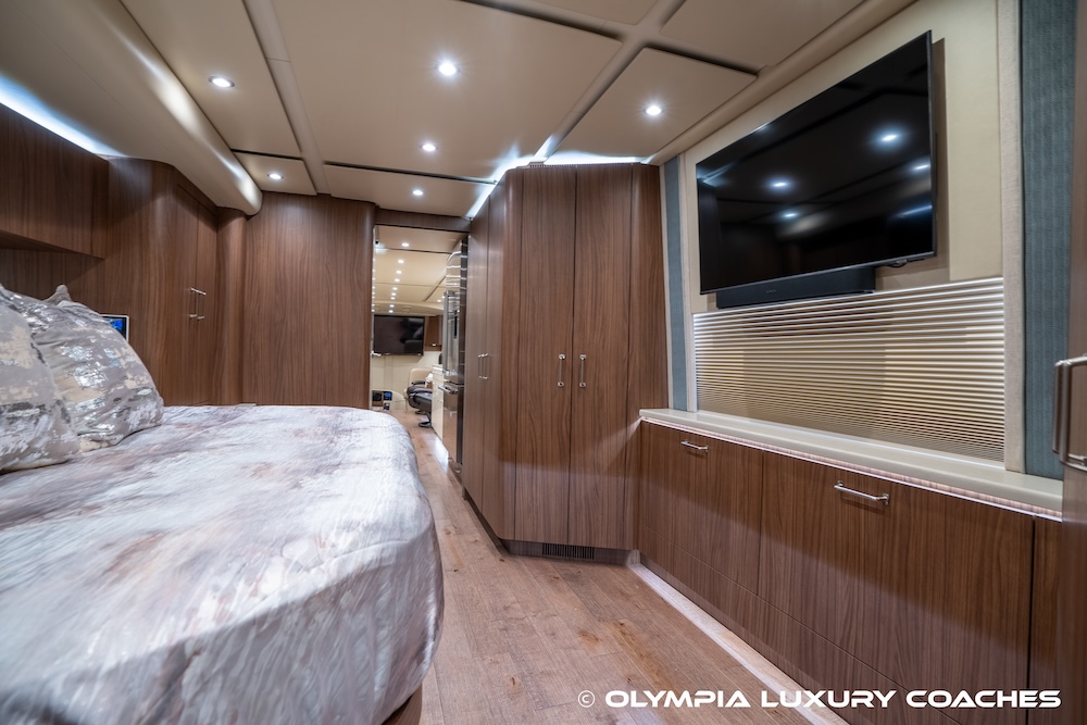 2016 Prevost Featherlite  H3-45 For Sale