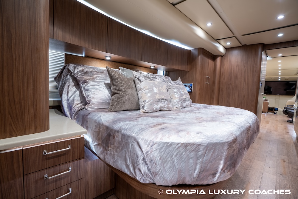 2016 Prevost Featherlite  H3-45 For Sale