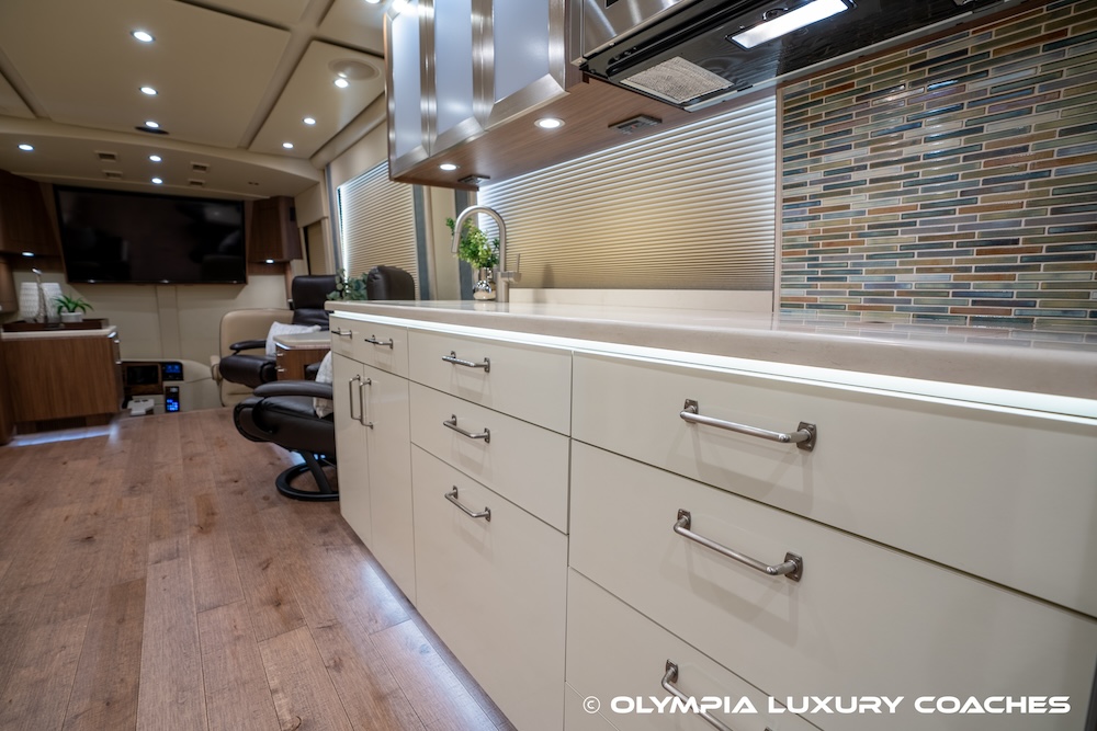 2016 Prevost Featherlite  H3-45 For Sale