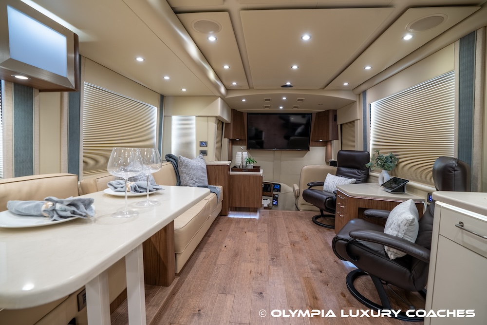 2016 Prevost Featherlite  H3-45 For Sale