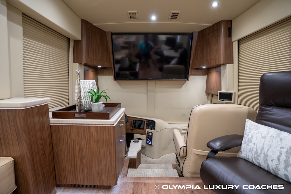 2016 Prevost Featherlite  H3-45 For Sale