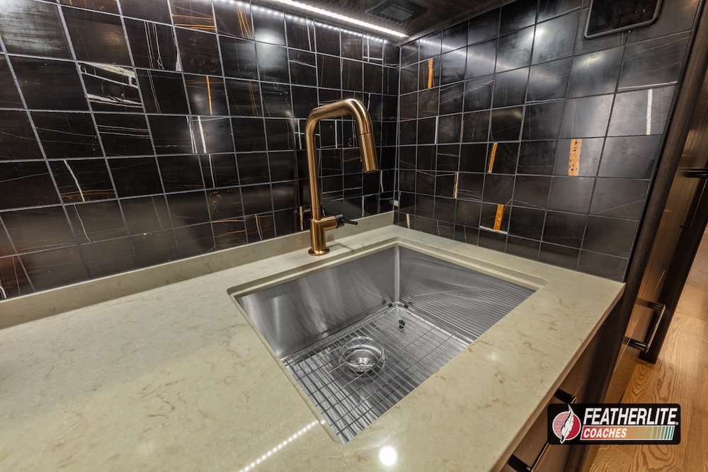 2026 Prevost Featherlite H3-45 For Sale